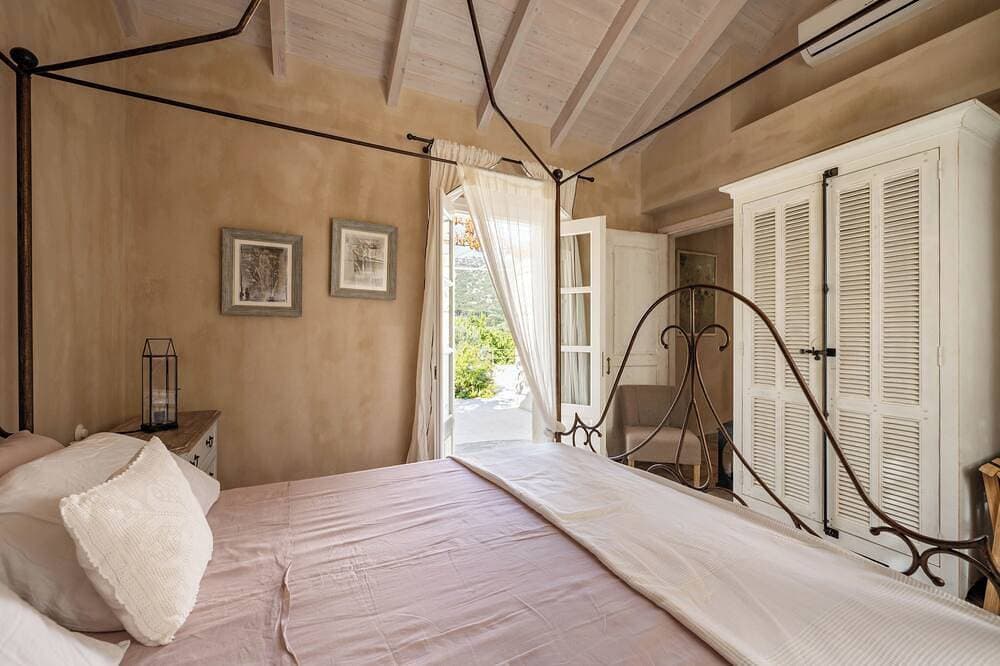 Foto 2 von 30: Kalliroi - Exquisite Villa exklusiv für zwei mit großen privaten Pool konzipiert.