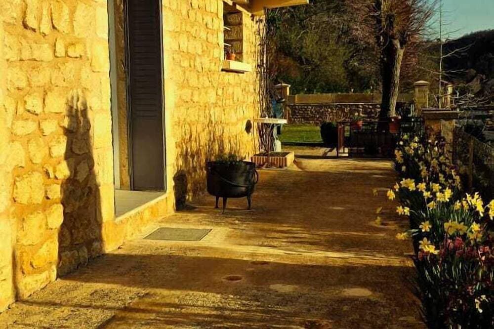 Foto 12 von 25: Refurbished garden apartment, spa