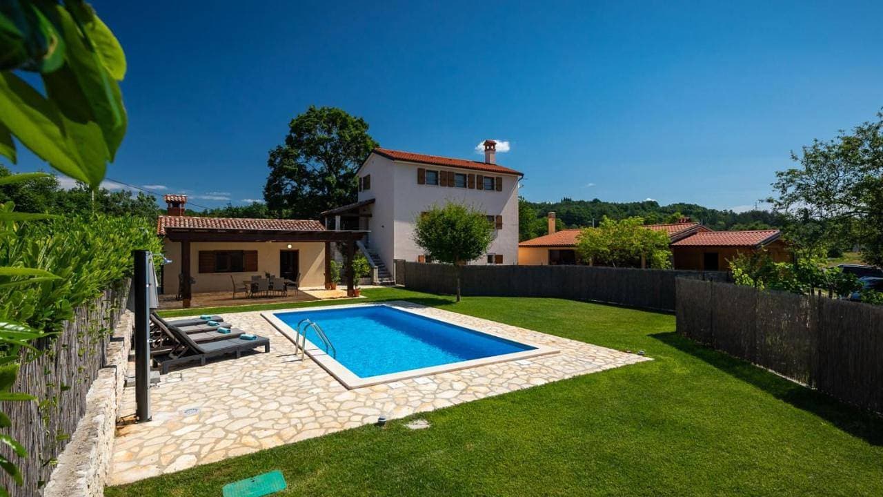 Villa Casa Bastiani with pool and grill in Buje 1