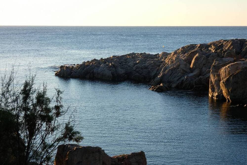 Foto 11 von 22: Beautiful seafront 1Br home w/comfy bed, AC & WIFI