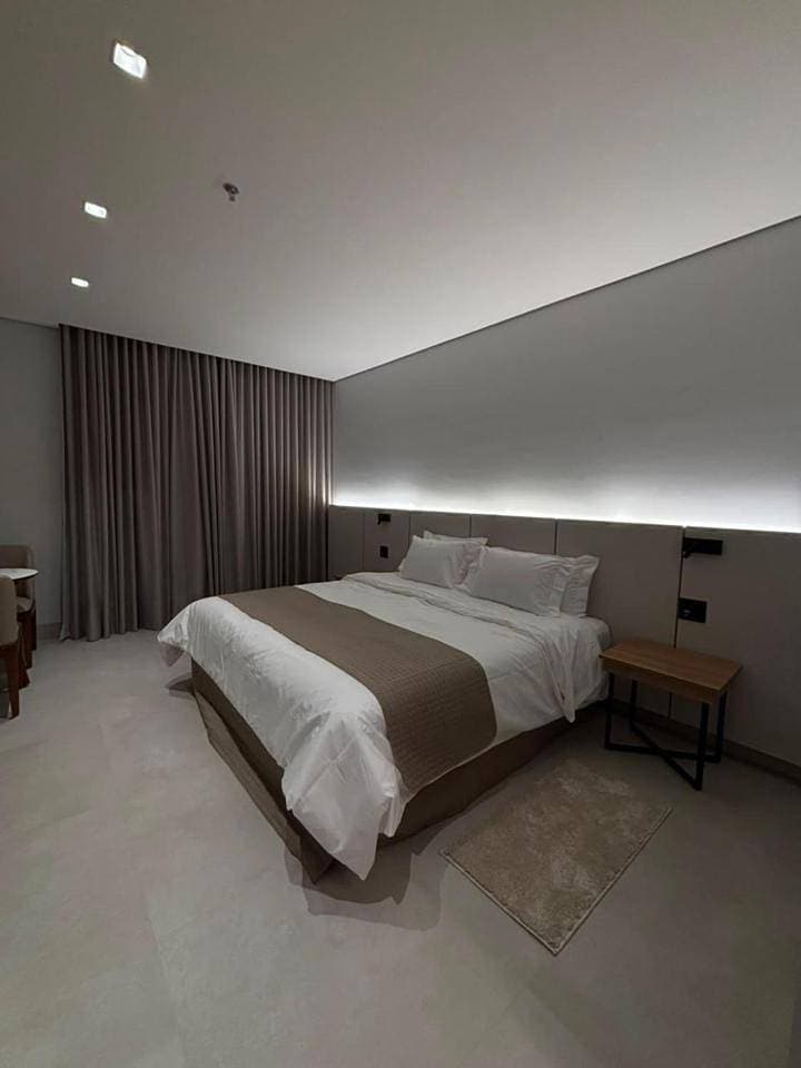Foto 12 von 13: King Room with Roll-In Shower - Disability Access