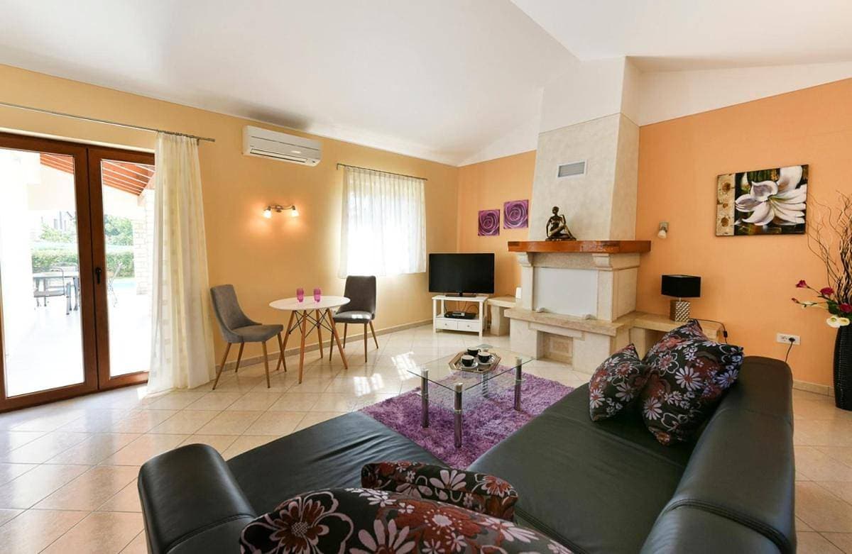 Foto 3 von 18: Sveti Lovrec Pazenaticki Villa Sleeps 6 Pool WiFi