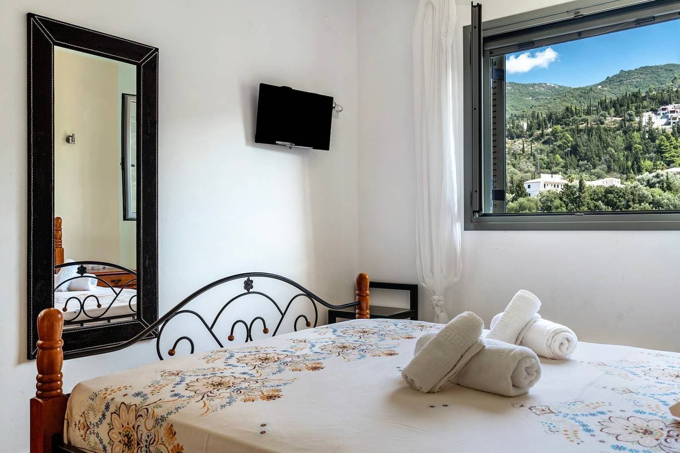 Foto 10 von 24: Ferienwohnung "Alkionides Apartment 3" mit Blick auf den Pinienwald