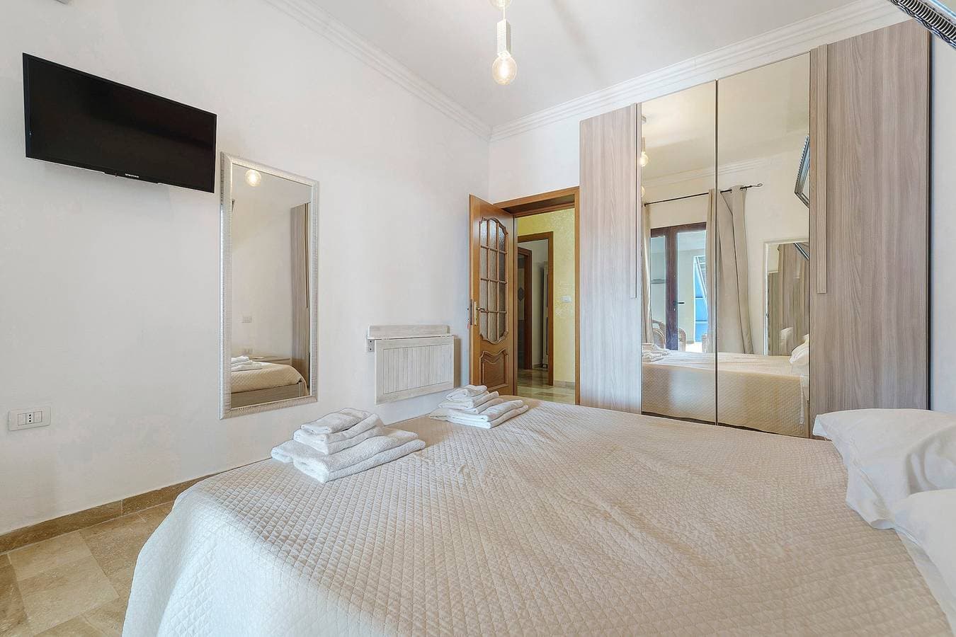Foto 12 von 18: Villa Nuragica – Zimmer mit privatem Bad und Poolblick