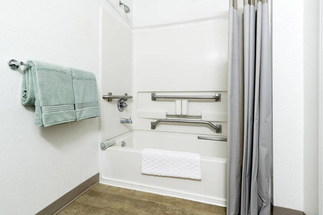 Foto 9 von 9: Traditional - 1 Queen Bed Accessible Studio w/ Kitchen