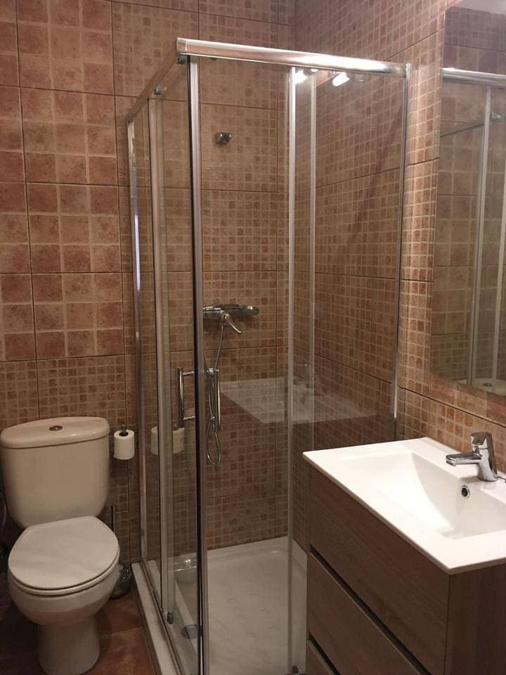 Foto 9 von 14: Family Room with Private Bathroom