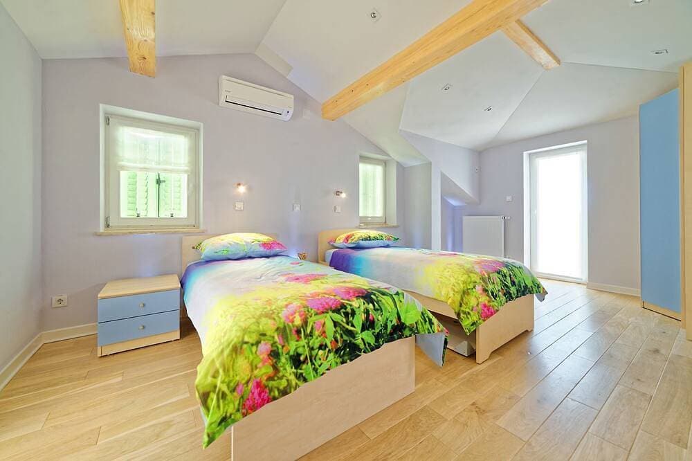 Foto 6 von 21: Atemberaubende Villa mit Infinity-Pool, Blick auf Motovun, Billard, Tischtennis, BBQ
