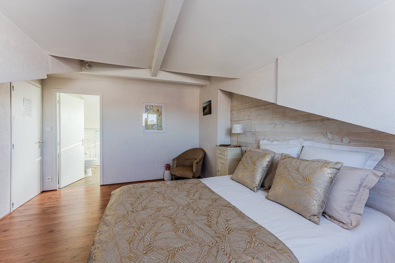 Foto 13 von 20: Gästezimmer 'La Chambre Dorée Du Bassin' mit privatem Garten und WLAN