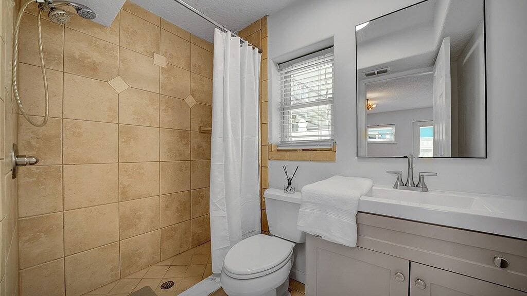 Foto 4 von 15: Oceanside 1st floor home, 1 block away from beach and 15 mins away from Mayo