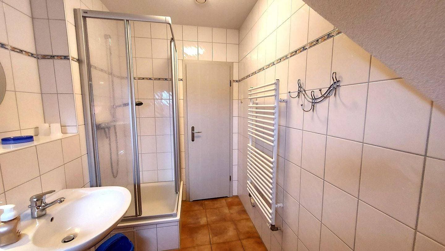 Foto 10 von 21: Ferienwohnung Uhlenhuus: Reetdachromantik mit Gartenterrasse & Carport