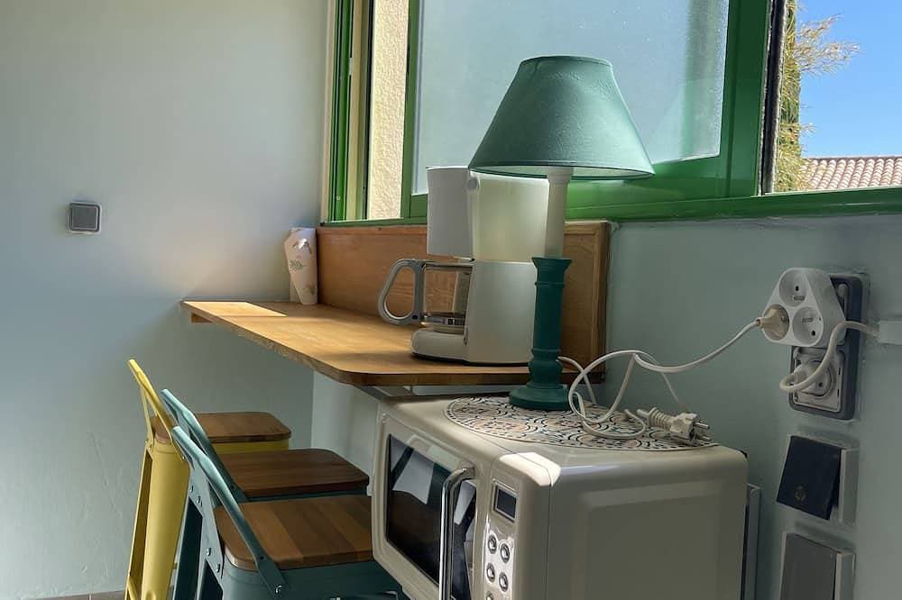 Foto 6 von 11: Studio on the first floor of a villa with pool/terrace access.
