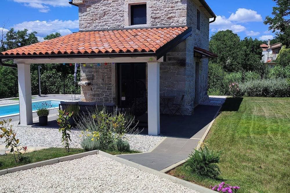 Romantic and cozy stone house, peaceful and relaxing landscape 1