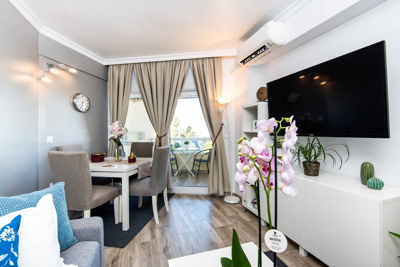 Foto 6 von 44: Klimatisierte Ferienwohnung am Strand mit Balkon, WLAN & herrlichem Ausblick