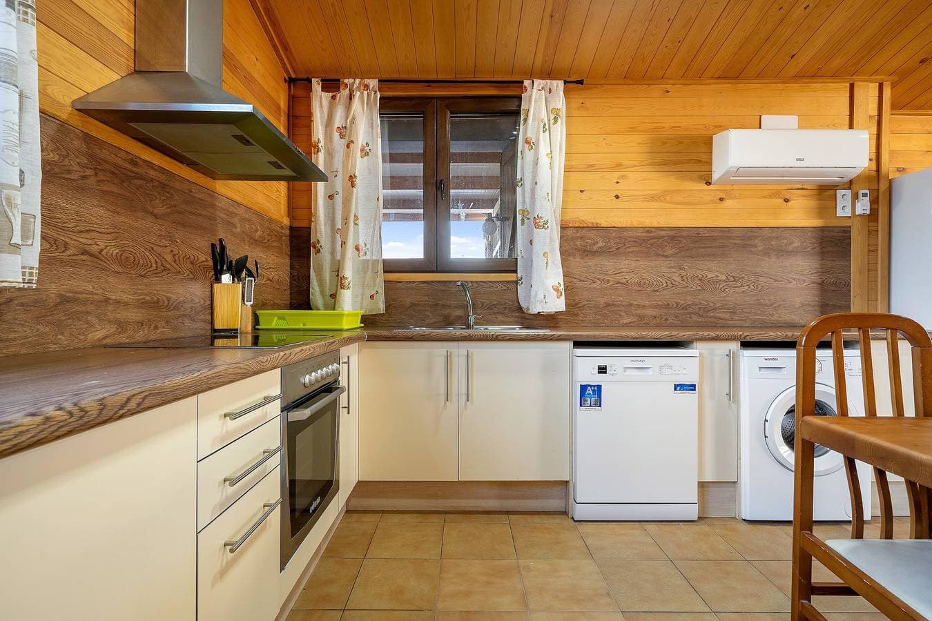 Foto 8 von 34: Ferienhaus "Faro" mit Pool, Garten und WLAN