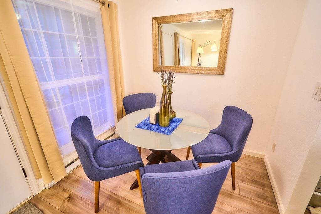 Foto 7 von 12: Cozy Condo w/King Bed Near SeaTac Airport