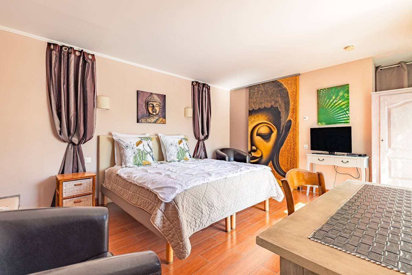 Foto 6 von 22: Gästezimmer „Bali“ mit Gemeinschaftspool, WLAN und Klimaanlage