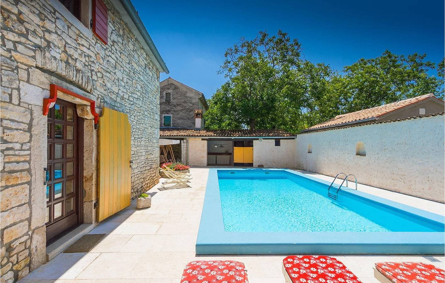 Foto 11 von 54: Schicke 150 m² große Wohnung mit Pool, WLAN und Parkplatz