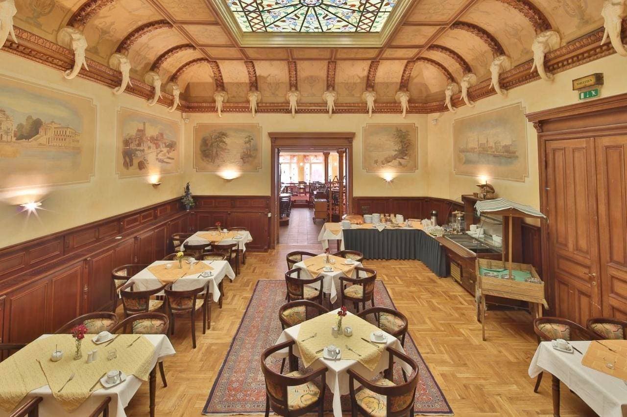 Hotel Elefant 1