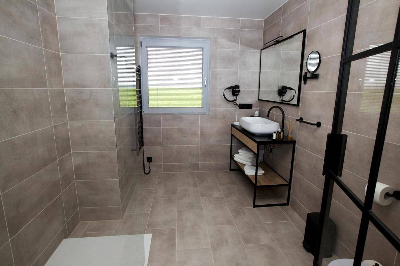Foto 4 von 5: King Room with Roll-In Shower - Disability Access