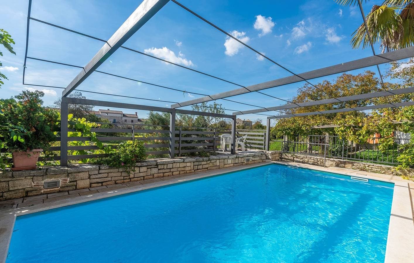 Ferienwohnung Peresiji Aua mit Pool 1
