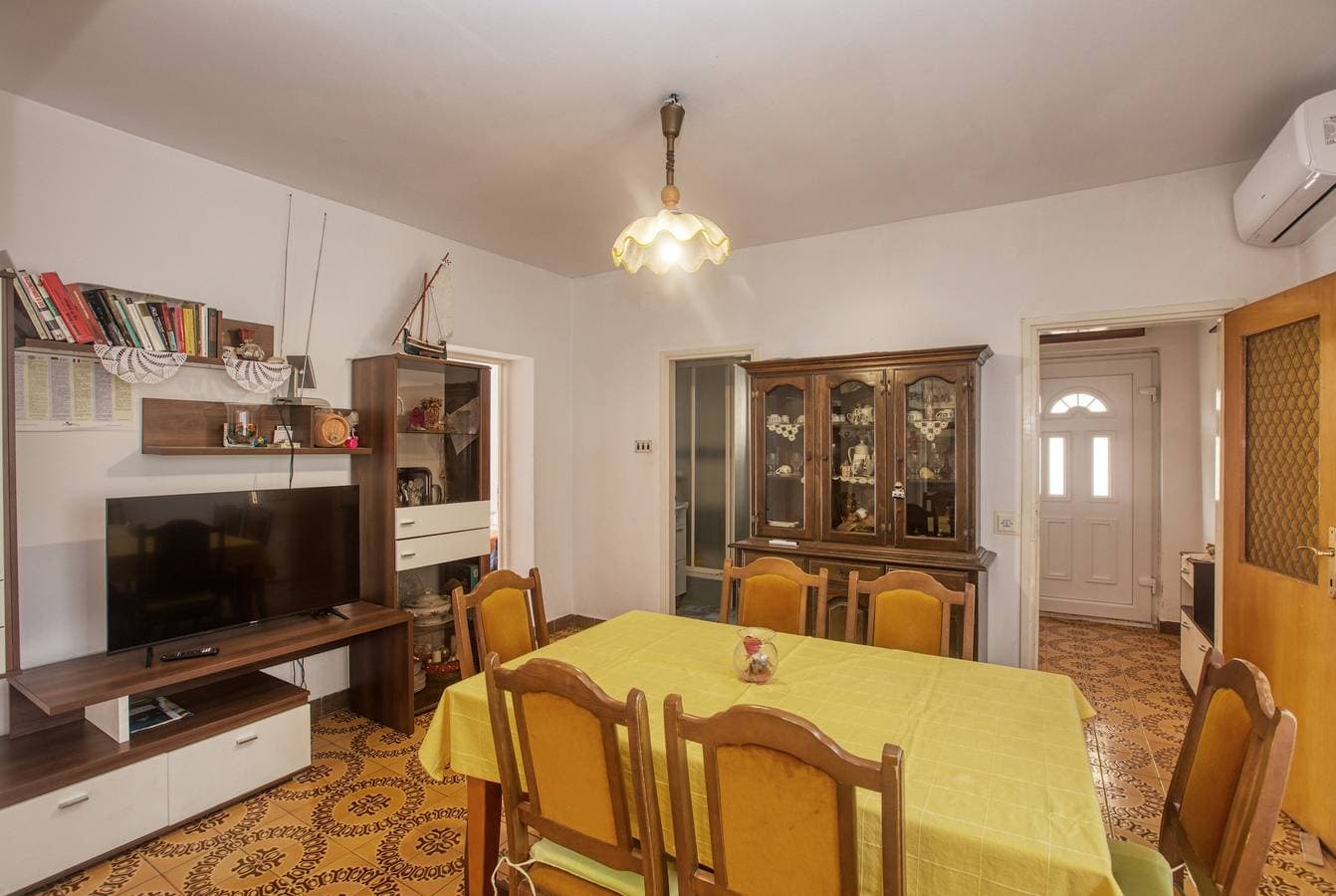 Foto 11 von 50: 4-Zimmer-Ferienwohnung mit Terrasse und Meerblick Grebastica, Sibenik A-482-a