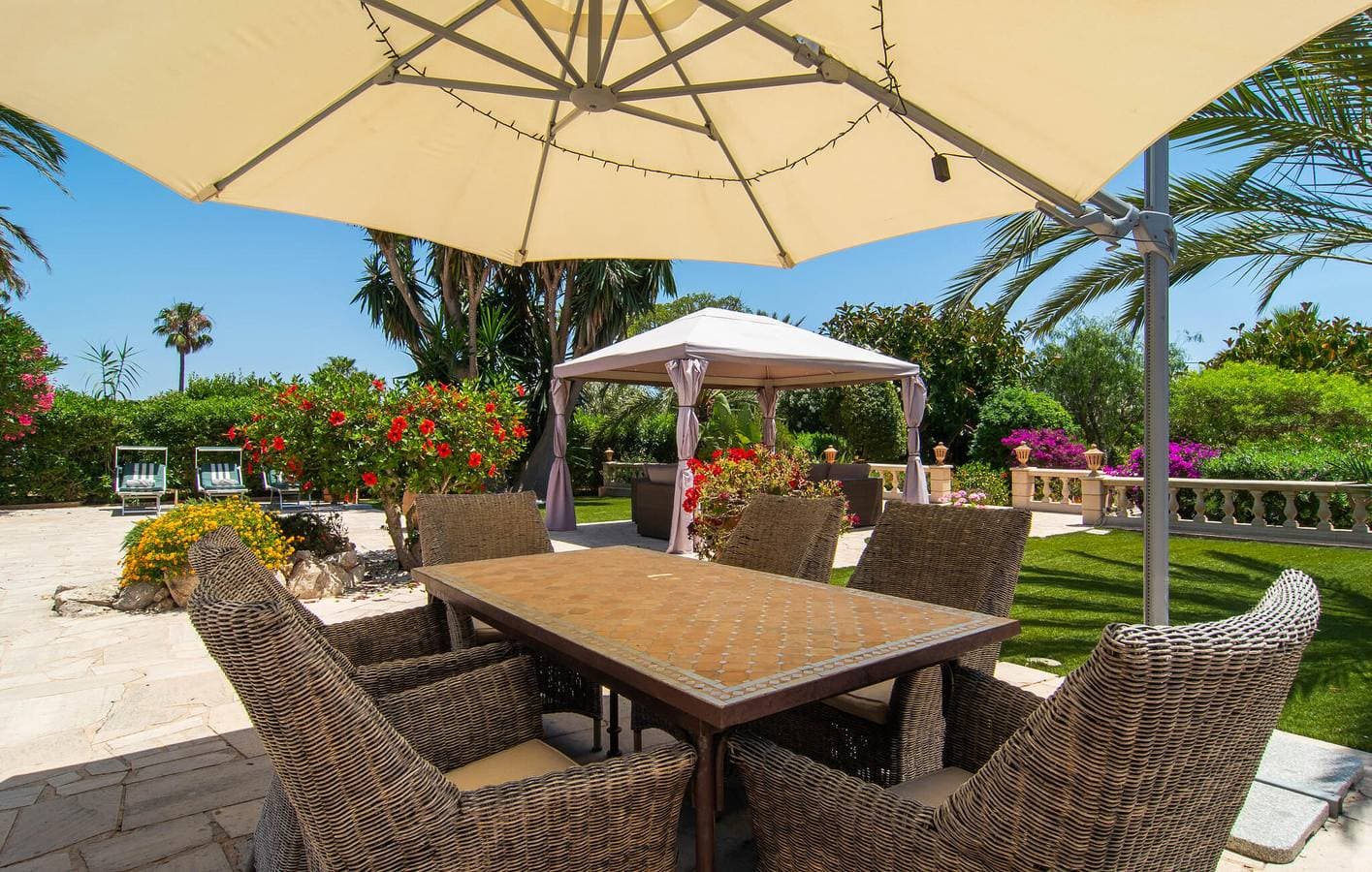 Foto 8 von 51: Modernes Apartment am Meer mit Pool, Terrasse und AC
