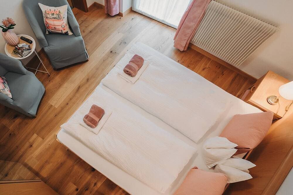 Foto 5 von 20: Zimmer „Rosé“ mit Bergblick, Gemeinschaftspool und WLAN