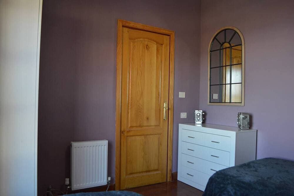Foto 4 von 30: This twin room has two single beds with a private separate bathroom ( bathroom across the hallway). The view is of the whole garden area and the sea can be seen on clear days.