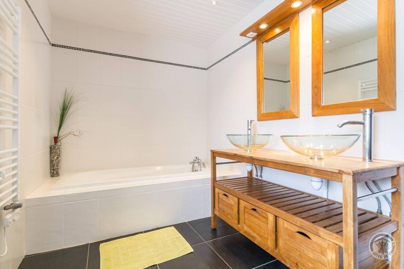 Foto 12 von 21: Geräumige 171m² Gite: Zu Fuß nach Saint-Germain-des-Vaux!