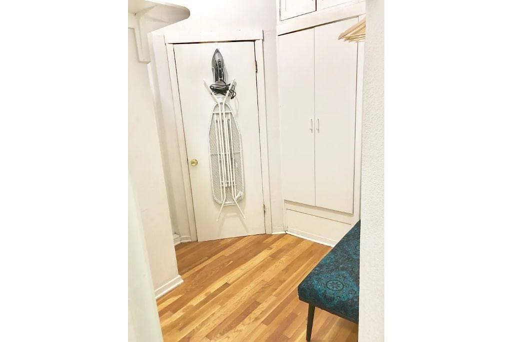 Foto 8 von 21: Modern Midtown Victorian Studio near Downtown!