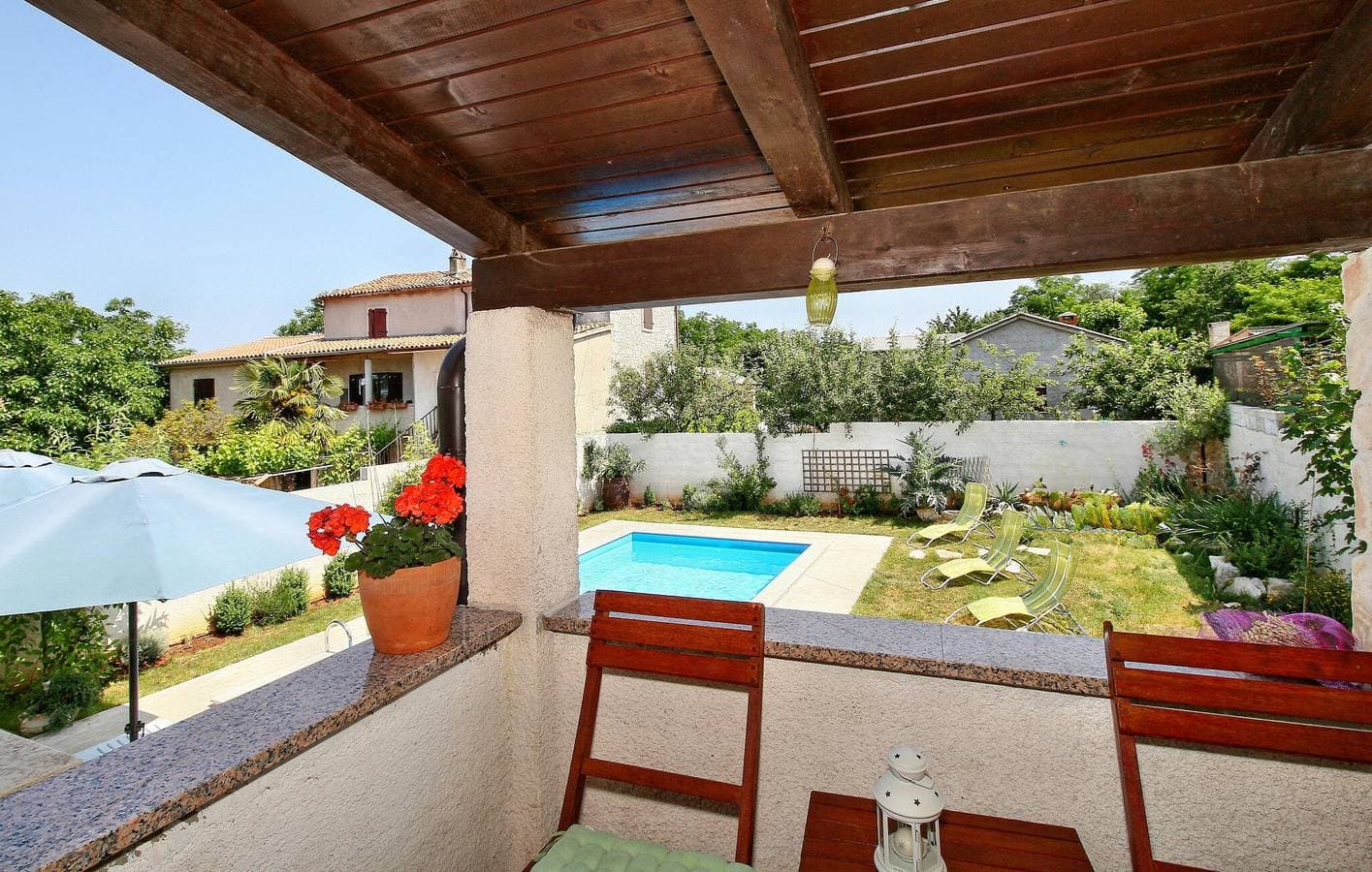 Foto 13 von 45: „Charmante 2-Zimmer-Wohnung mit Pool, Terrasse und erstklassiger Lage in Prhati“