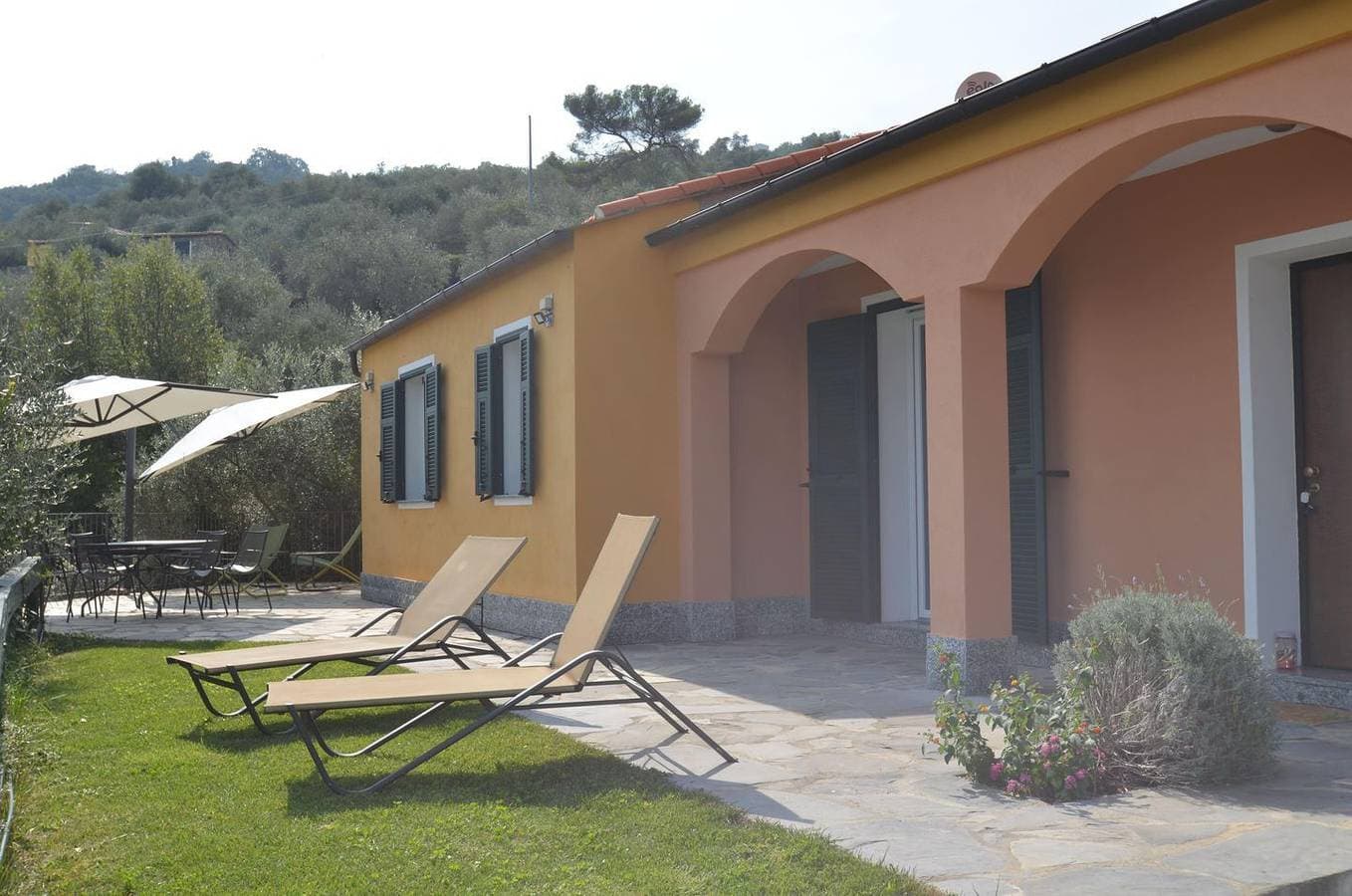 Alleinstehendes Ferienhaus mit Pool und Garten in Panoramalage 1
