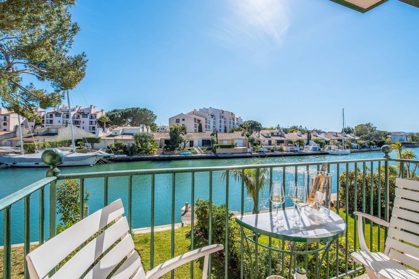 Foto 2 von 12: Schöne Wohnung mit wunderbarem Blick auf die Giscle in Grimaud - Welkeys