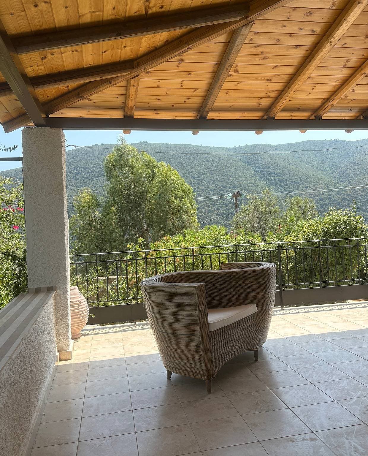 Foto 7 von 38: Ferienhaus "Divas Gartenhaus" mit Blick auf das Meer, die Berge und das Dorf