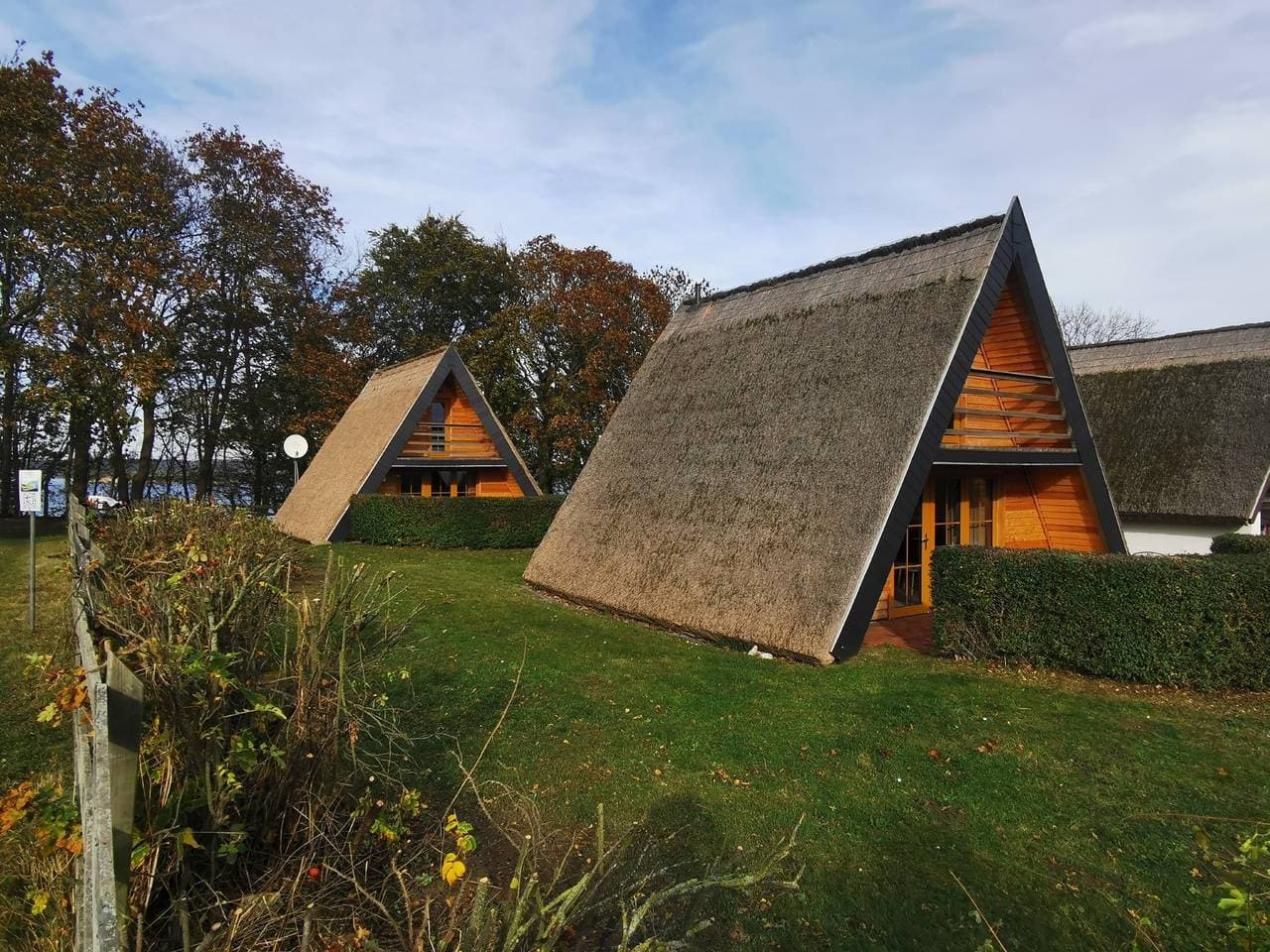 Foto 6 von 20: Reetdach Ferienhäuser Rügen - Haus 2 (53qm mit Schlafzimmer mit 4 Schlafplätzen, offener Wohnbereich mit Küche und Meerblick -max 4 Personen)