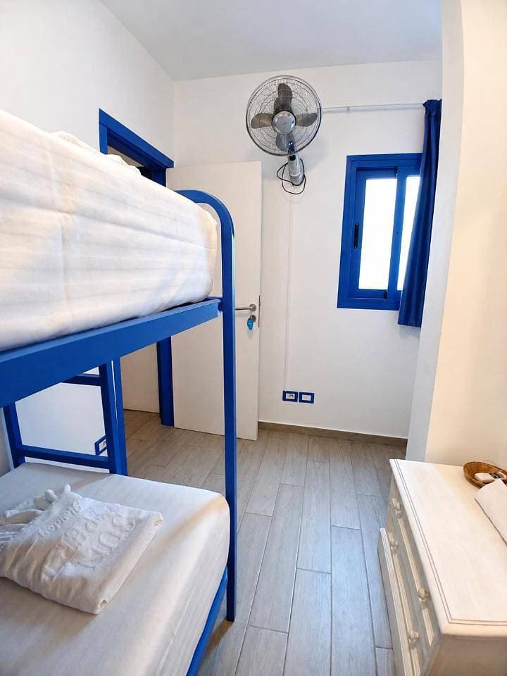 Foto 6 von 17: Double bunk bed room with a window facing the patio