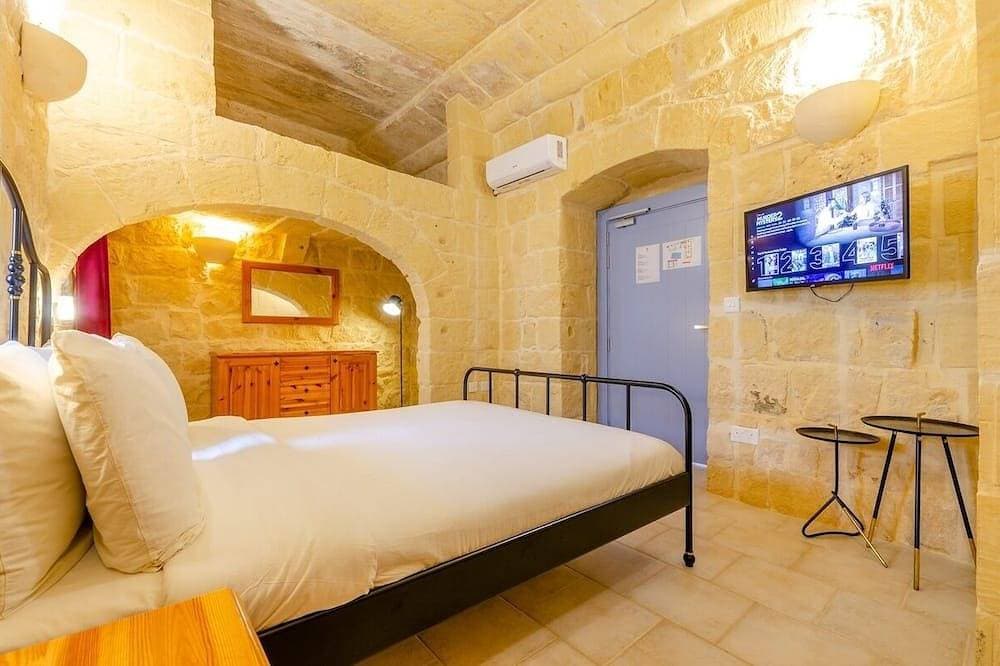 Foto 2 von 30: 300y/o Gozo Country Villa: pool, games, sleeps 14
