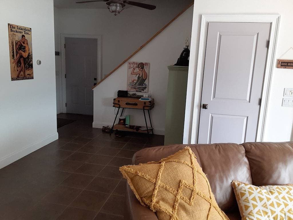 Foto 8 von 38: Relaxing, Fun, Comfortable Home on 50 ft. Flat Waterfront. 25 steps to the lake!