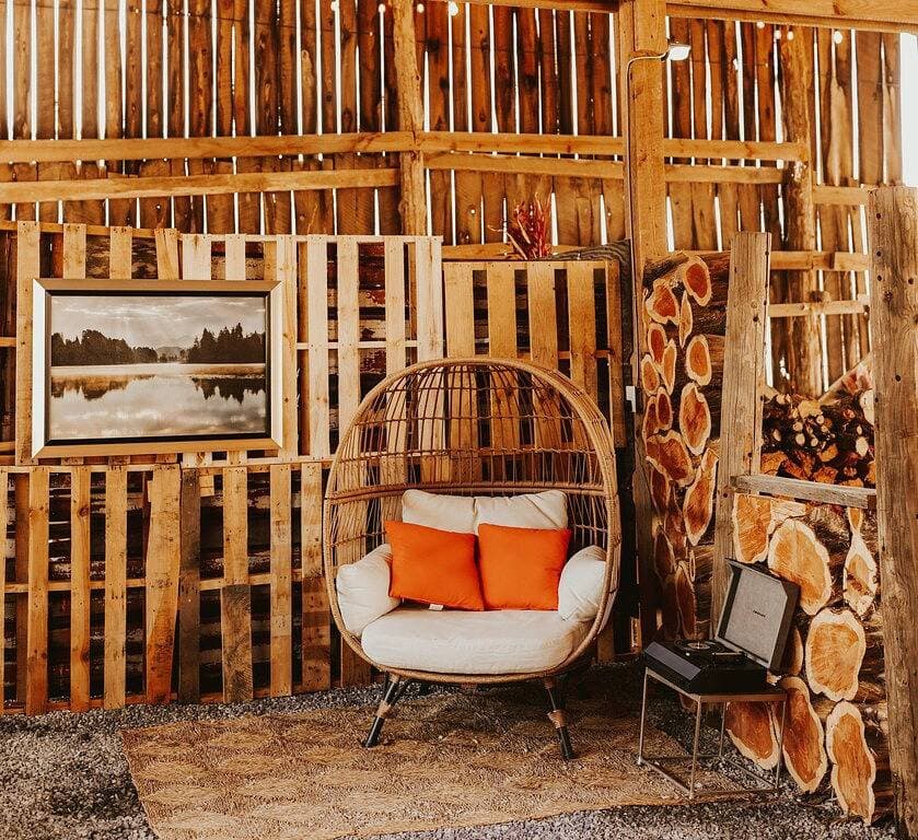 Foto 9 von 39: Romantic Goat Farm Tiny House w Sauna, Outdoor Tub