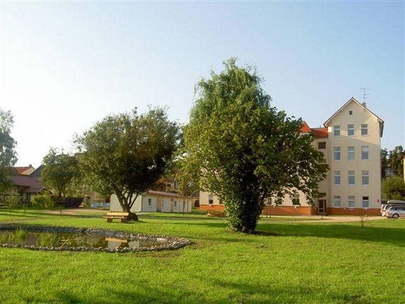 Foto 7 von 15: Apartmenthaus Kaiser Friedrich - Doppelzimmer Economy, eigene Du/Wc über den Gang, 1 Schlafraum mit Doppelbett