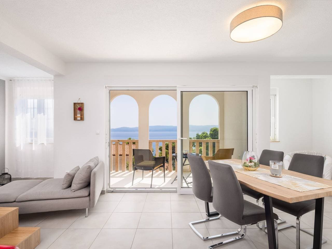 Moderne, helle Ferienwohnung mit Meerblick 1