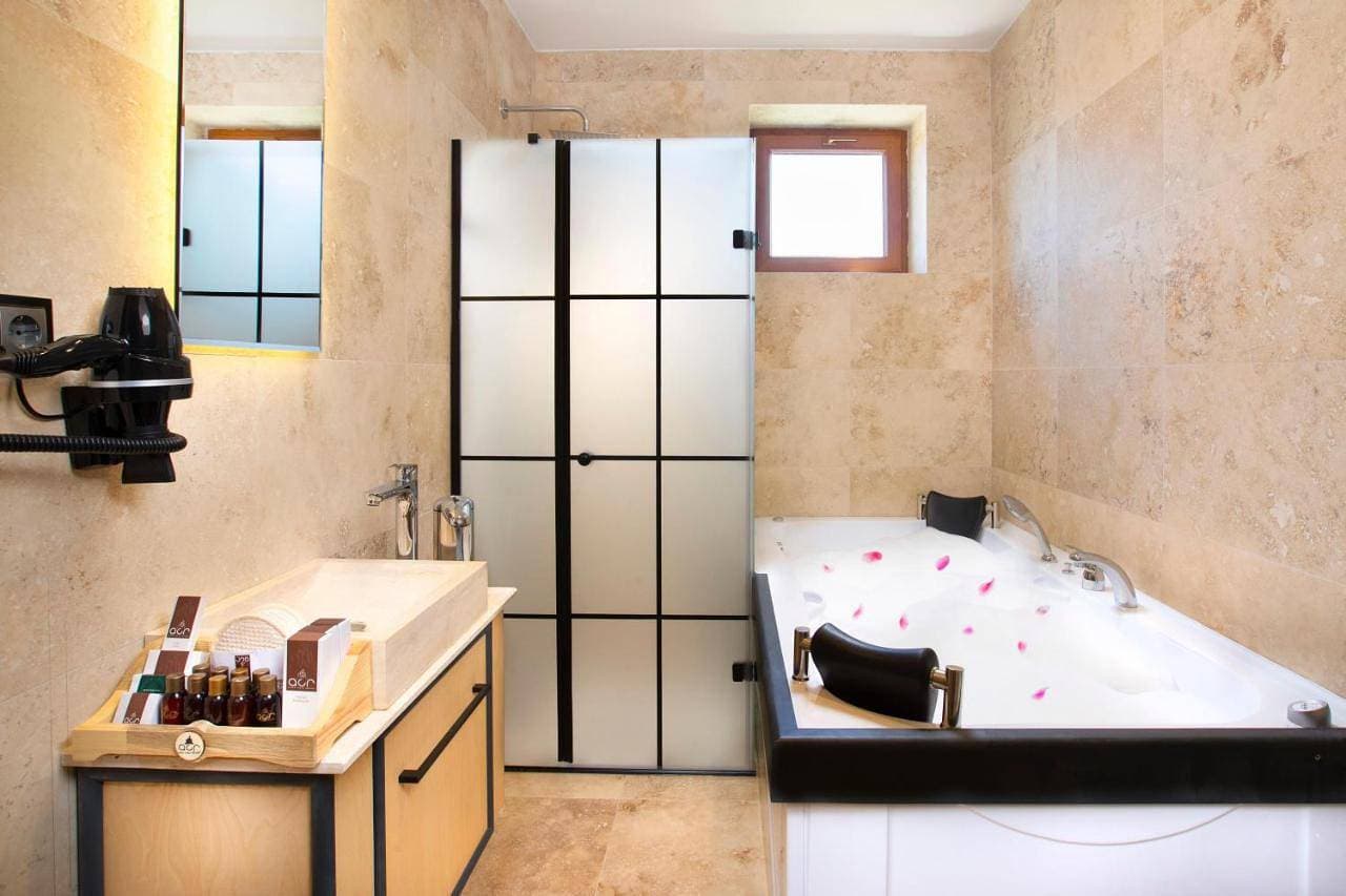 Foto 6 von 13: Suite with Hot Tub