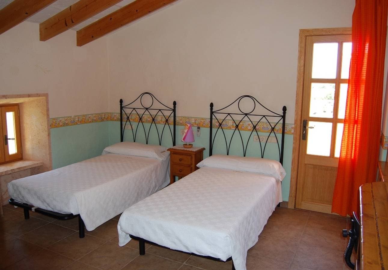 Foto 11 von 27: Ferienhaus Es Porrassar mit Bergblick, Pool, WLAN, Klimaanlage, Terrassen und Garten