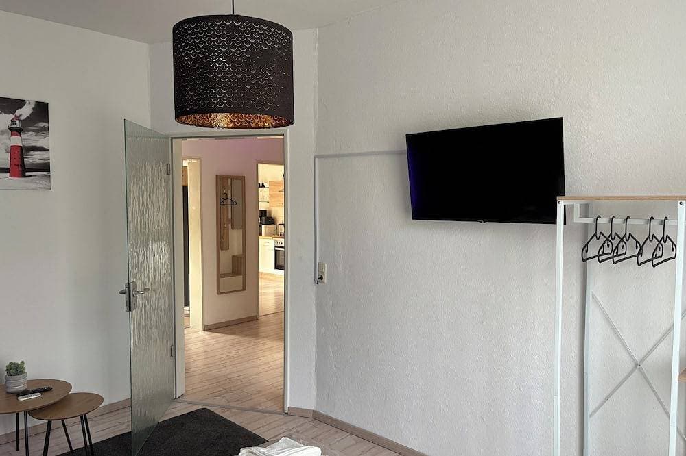 Foto 8 von 30: Modern eingerichtete 3 Zimmer Wohnung Blick auf den Park Balkon und Aufzug