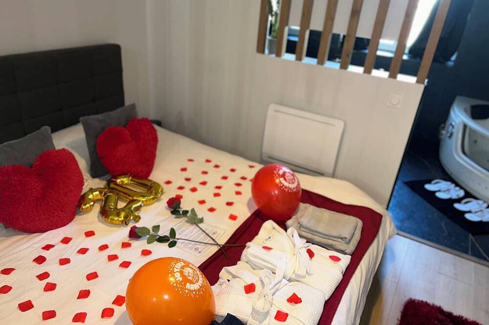 Foto 4 von 12: Romantic loft with private Jacuzzi