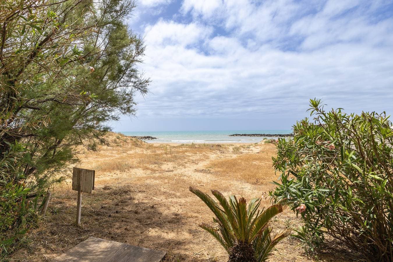 Foto 2 von 20: Villa 'Fronte Mare Liolà – 4 Personen' mit Meerblick und privatem Strandzugang