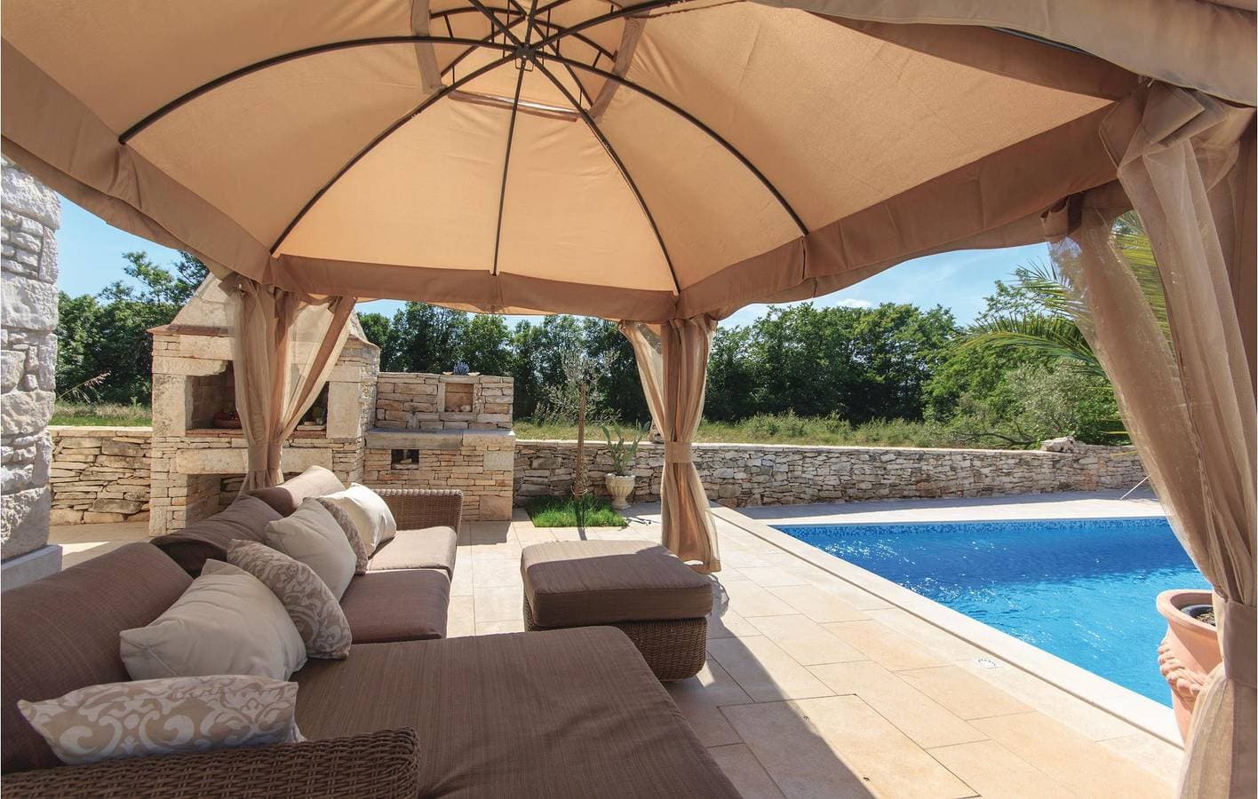 Foto 8 von 48: Gemütlich, 1,5 km von der Küste entfernt: WLAN, Pool, Terrasse und Parkplätze