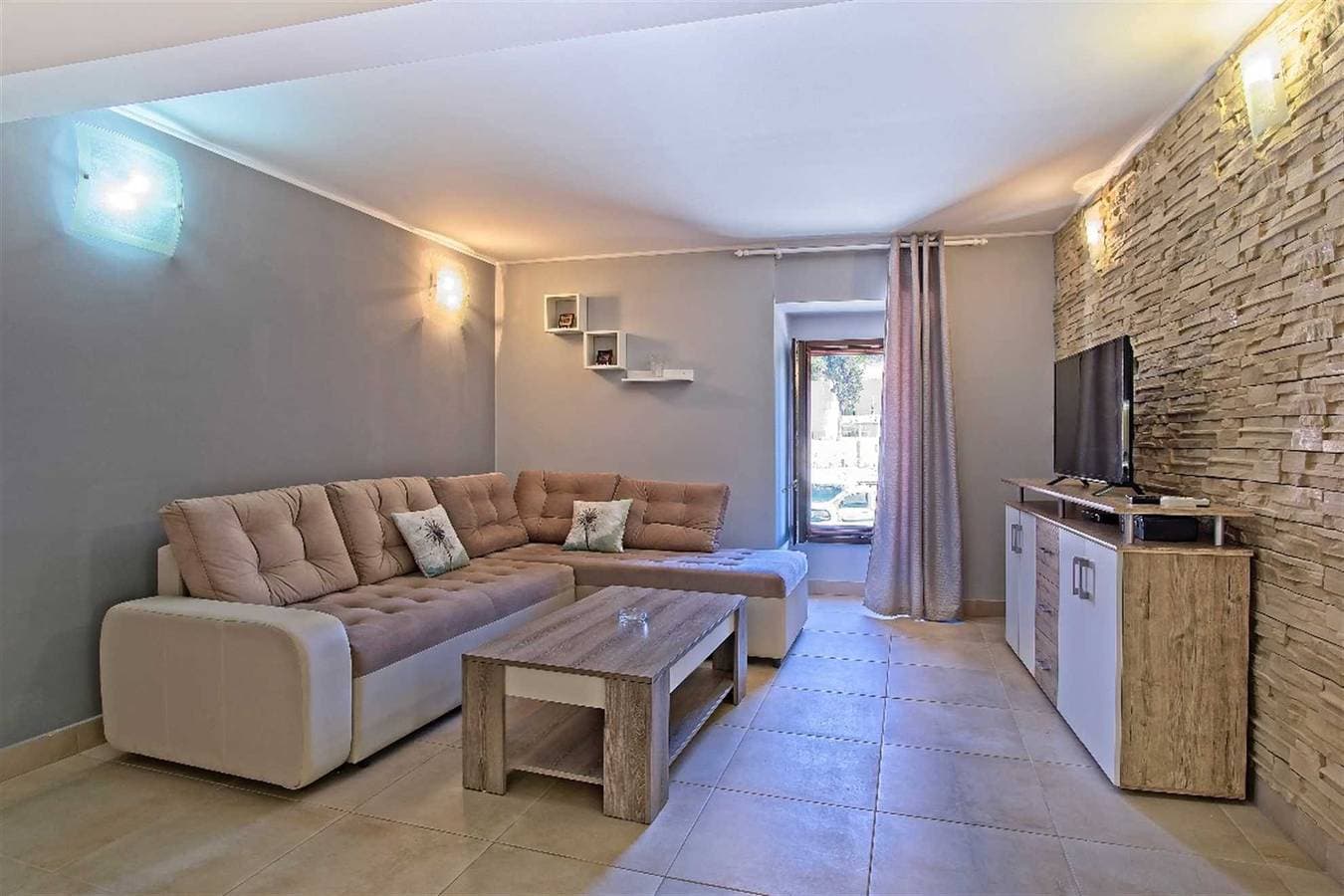 Foto 3 von 18: Apartment mit einem Schlafzimmer im Zentrum von Veli Losinj