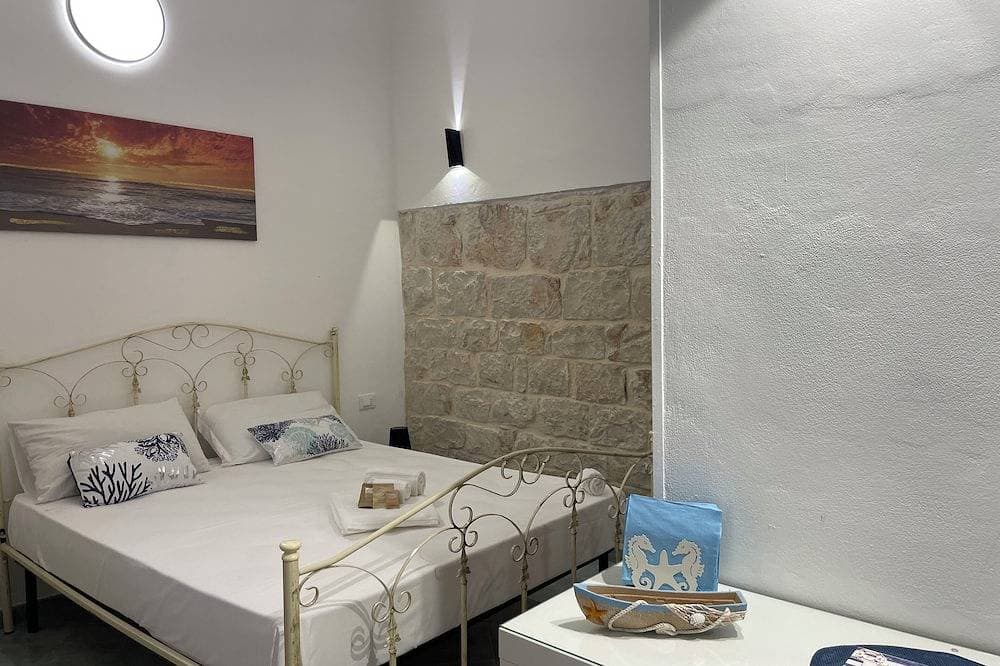 Luisa Room 1