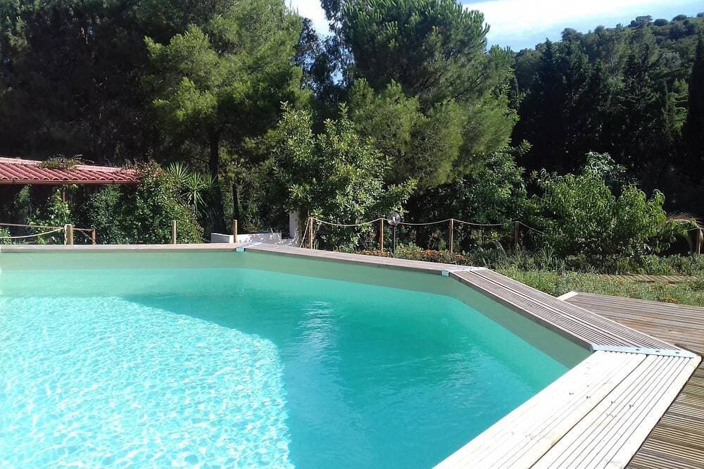 Ferienhaus mit großen Gärten und Pool in der Mitte der Natur, 4 km vom Strand 1